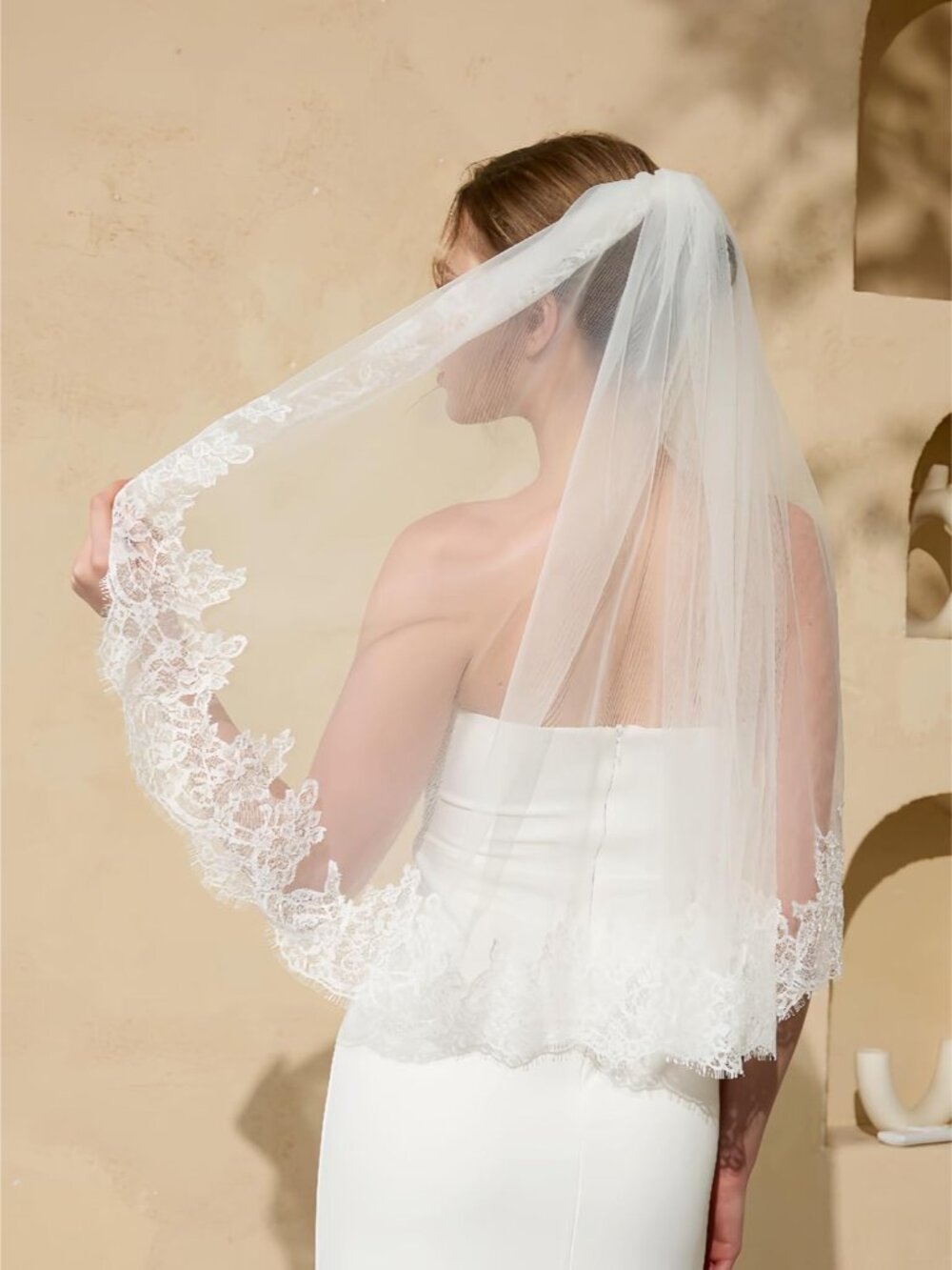 1 Tier Lace Veil Bridal Veil with Metal Comb, Wedding Veils for Women in Ivory & - Picture 3 of 7